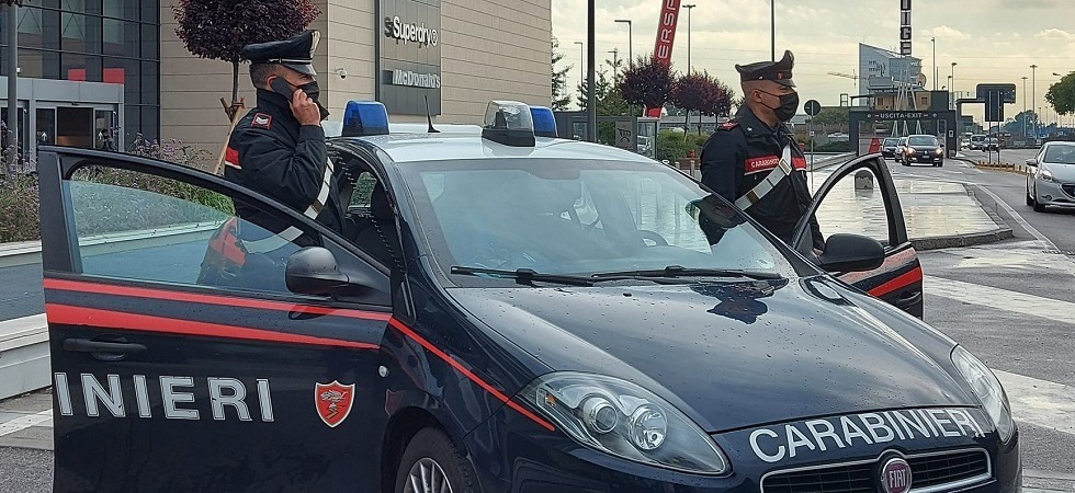 Maxi-rissa fuori dal centro commerciale: un giovane bracciante lasciato a terra in fin di vita